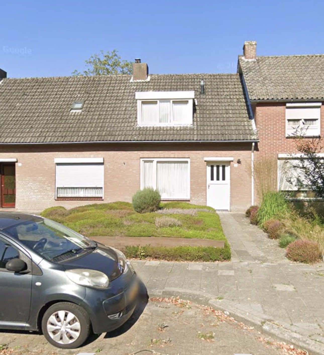 De voorzijde van het nieuwe huis van Lars en Linda